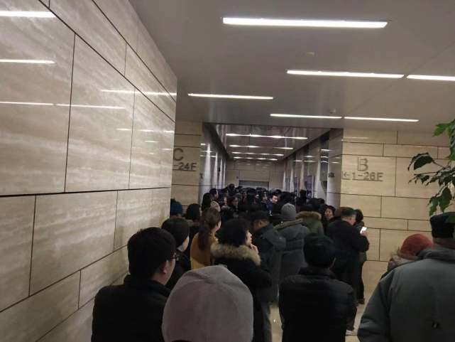 ofo总部退押金排长龙，电梯被围的水泄不通