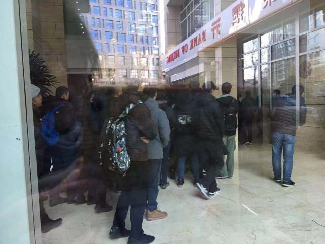 ofo总部退押金排长龙，电梯被围的水泄不通