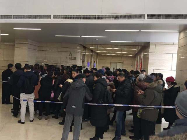 ofo总部退押金排长龙，电梯被围的水泄不通