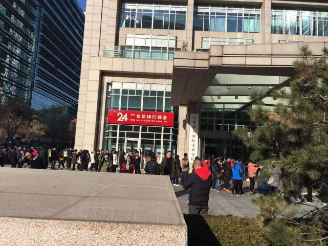 ofo总部退押金排长龙，电梯被围的水泄不通
